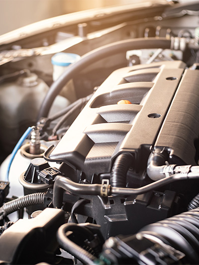 Nahaufnahme von Bauteilen in dem Motorraum eines Autos