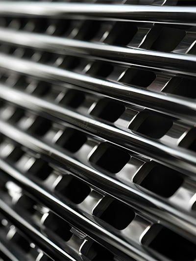 Nahaufnahme von schwarzen Kühlergrill eines Autos