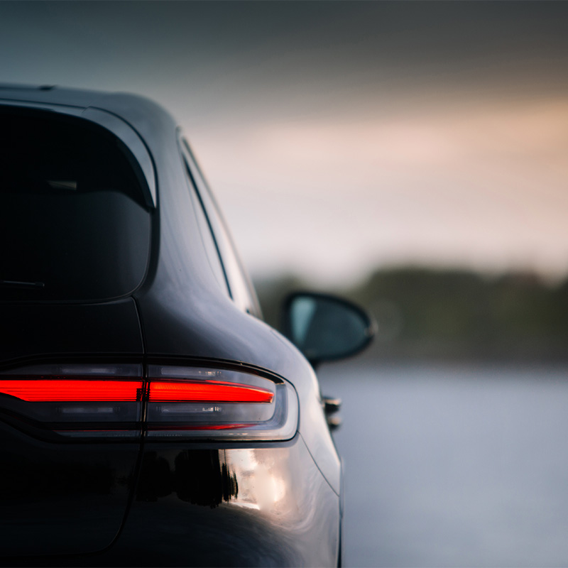 belis-branchen-automobil Ein schwarzes Schickes Auto von hinten
