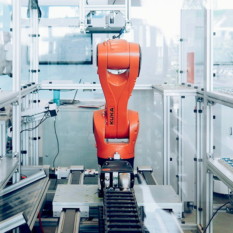 belis-branchen-maschinenbau Ein Kuka Roboterarm