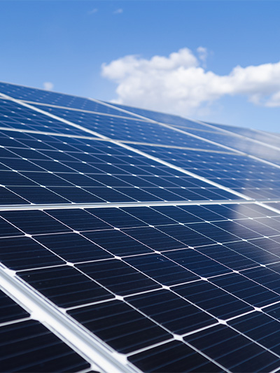 PV-Module und blauer Himmel darüber