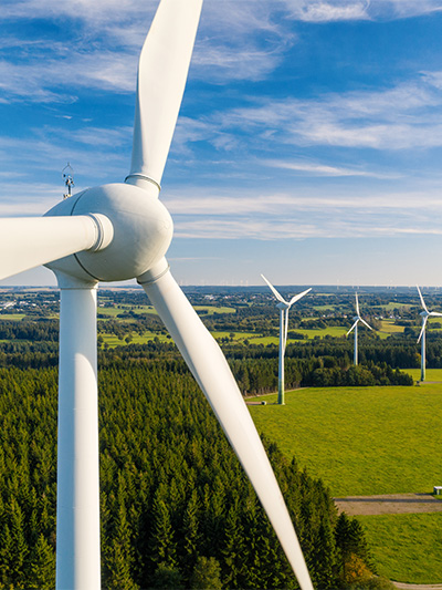 Moderne Windräder in grüner Landschaft