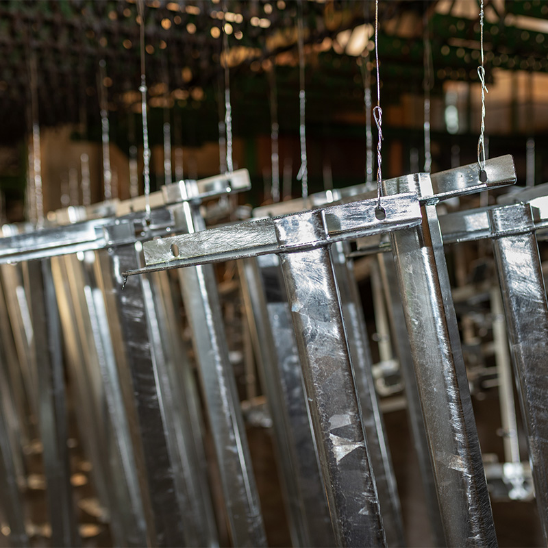 belis-galvanotechnik-1 Metallische Bauteile hängen nach dem Galvanobad an Drähten von der Decke