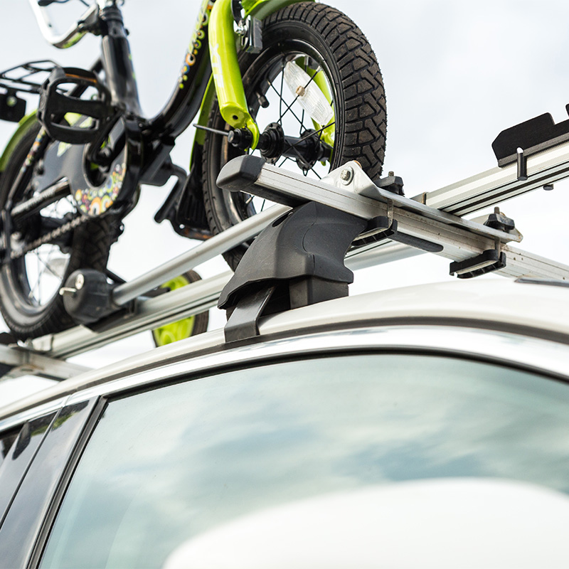 belis-gummierung-1 Gummierter Dachträger auf Auto beladen mit einem Fahrrad