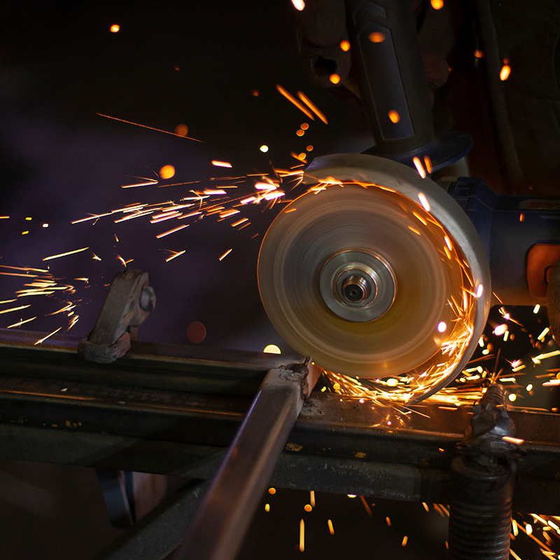 belis-loesung-mechanisch Eine Kreissäge schneidet ein Metallgerüst und sprüht Funken dabei
