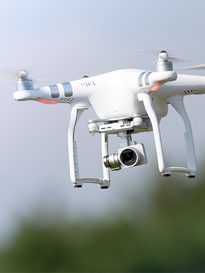 Weiße fliegende Drohne mit Kamera