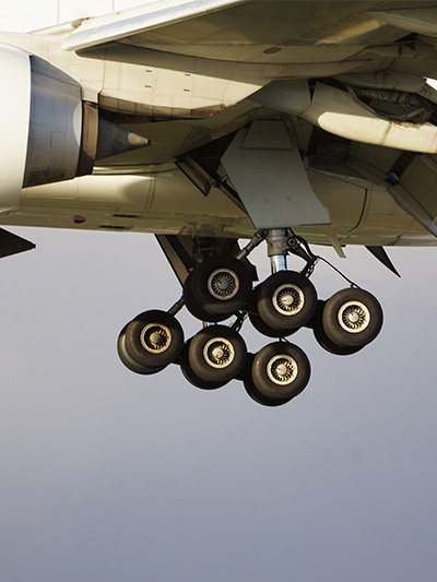 Fokus auf einfahrendes Fahrwerk eines startenden Flugzeugs