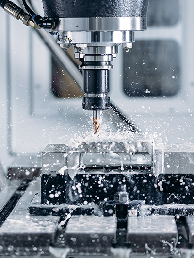 CNS-Maschine die ein Metallteil bohrt