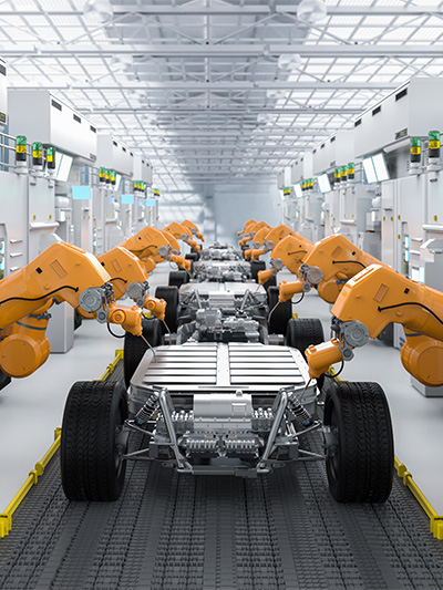 Eine Förderanlage mit Roboterramen, die Autos bauen