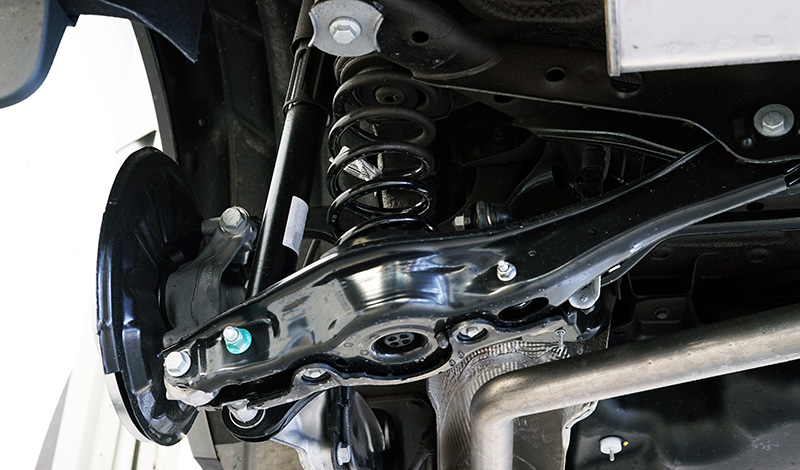 belis-oberflaechentechnik-branchen-automobilindustrie-2 Schwarze mit KTL-beschichtete Bauteile in einem Auto
