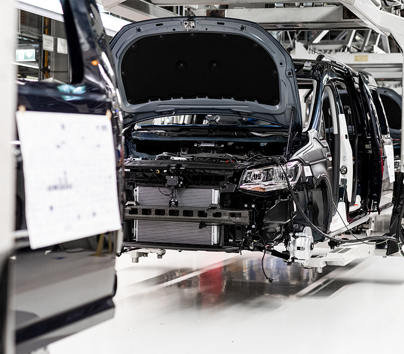 belis-oberflaechentechnik-branchen-automobilindustrie Ein Auto in Produktion mit offener Motorhaube