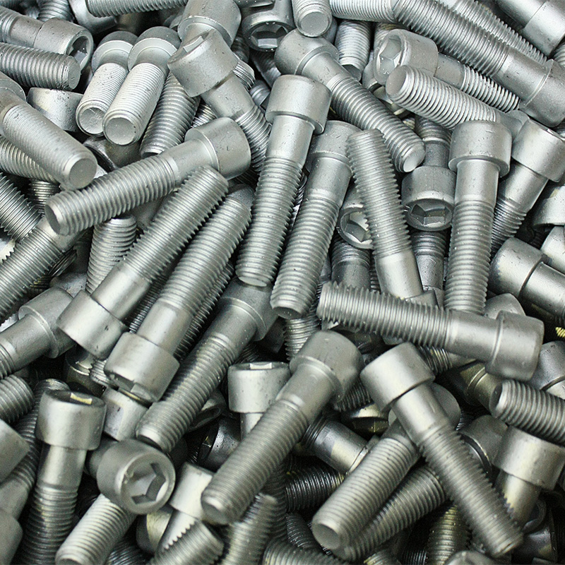belis-zinklamellenbeschichtung-1 Ein Haufen silberner Schrauben mit Zinklamellenbeschichtung